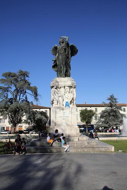 Minaccia i passanti brandendo la cintura dei pantaloni 