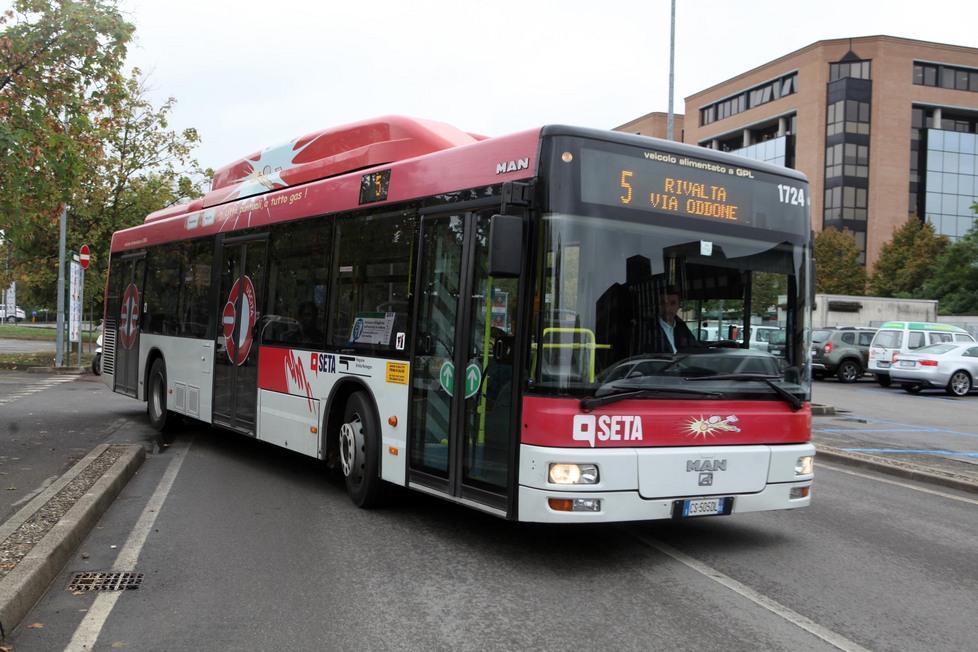 Motore di un bus in fiamme in tangenziale a Reggio