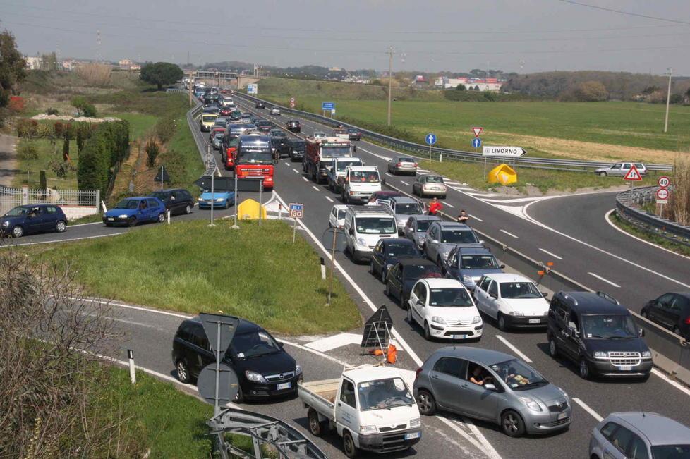 Anziano a piedi sulla Variante, allarme allo svincolo di  Livorno Sud 