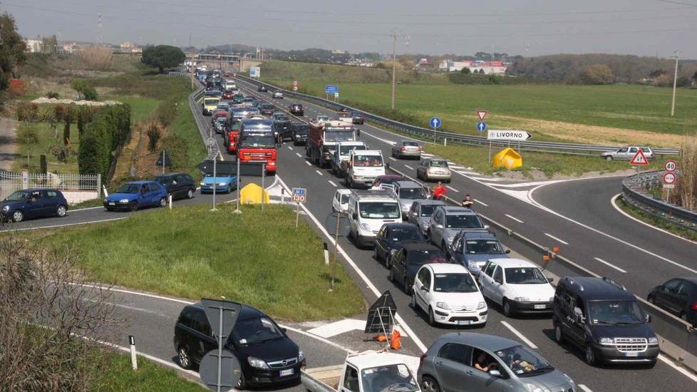 Anziano a piedi sulla Variante, allarme allo svincolo di Livorno Sud