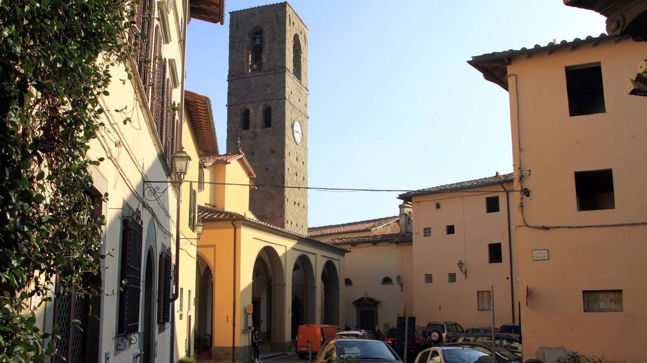 Perdita di acqua a Massa ma nessuno arriva a ripararla