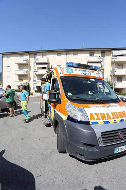 Porte spaccate e urla, paura in un condominio 