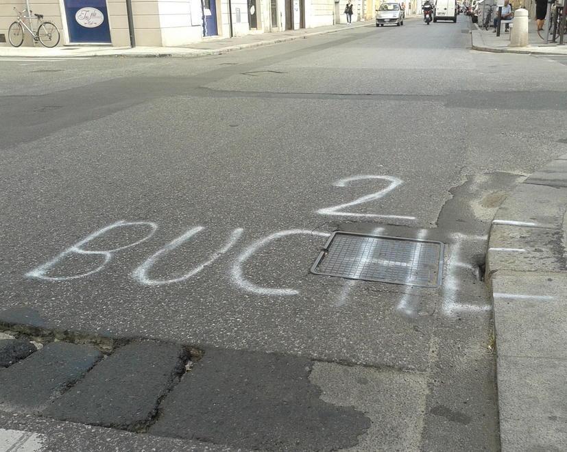 Ecco la segnaletica fai-da-te contro le buche perenni 