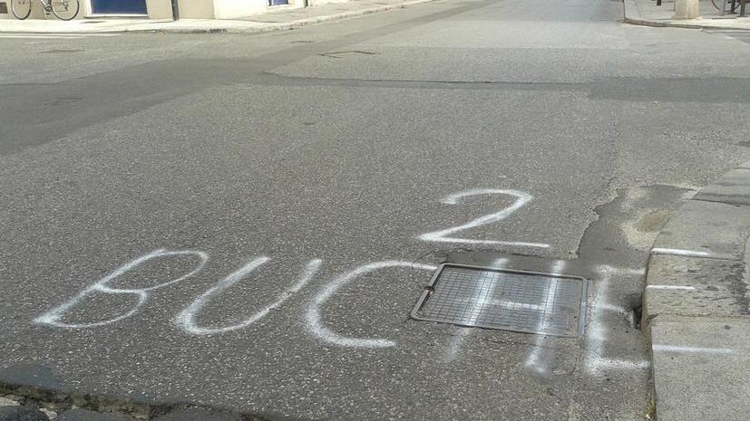 Ecco la segnaletica fai-da-te contro le buche perenni