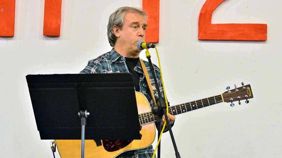 In mille contro la partenza del sacerdote-musicista