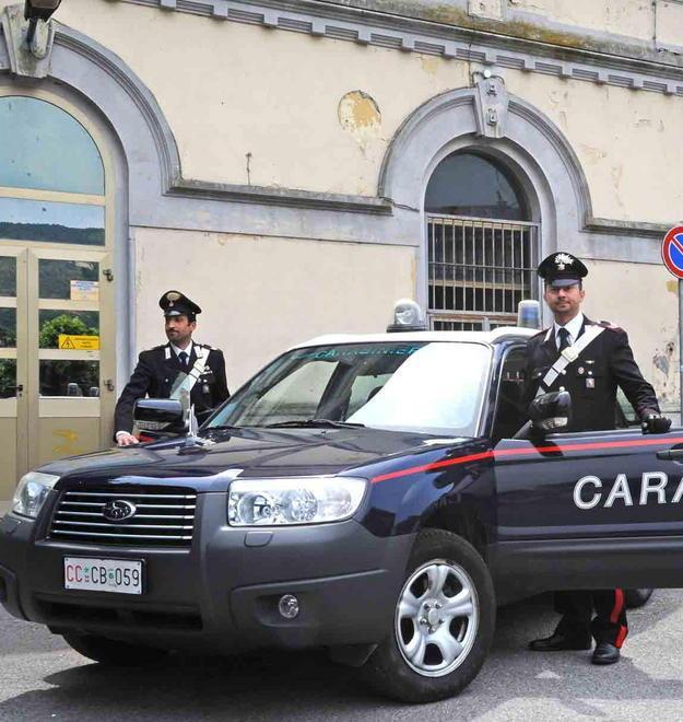 Malore in stazione i carabinieri gli trovano la droga