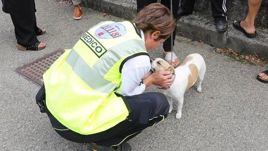 Donna mette in salvo il cane e si dà fuoco in casa a Fucecchio