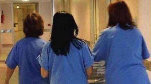 Gli infermieri verso una causa collettiva per il cambio-divise
