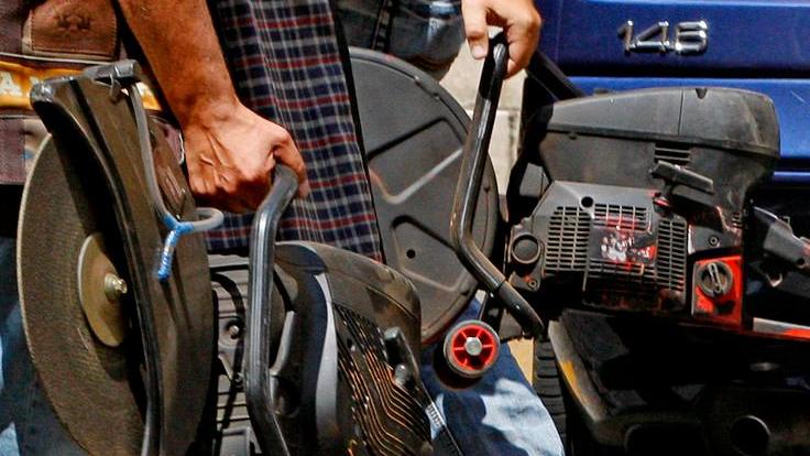 Raid contro un giardiniere via motoseghe e taglierba