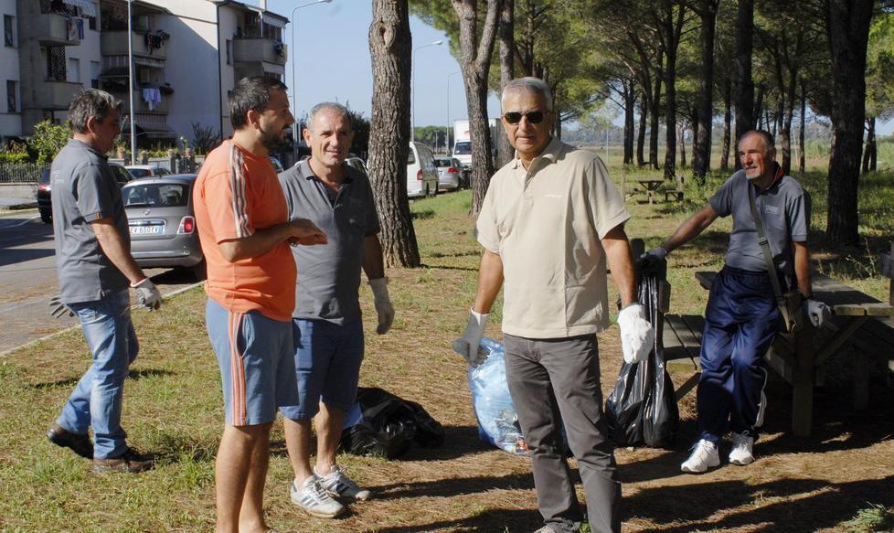 Gli scarlinesi puliscono il paese 