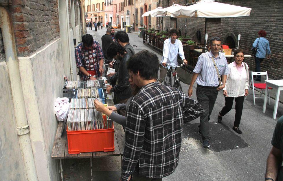 Via de’ Romei in festa, la gente torna in strada 