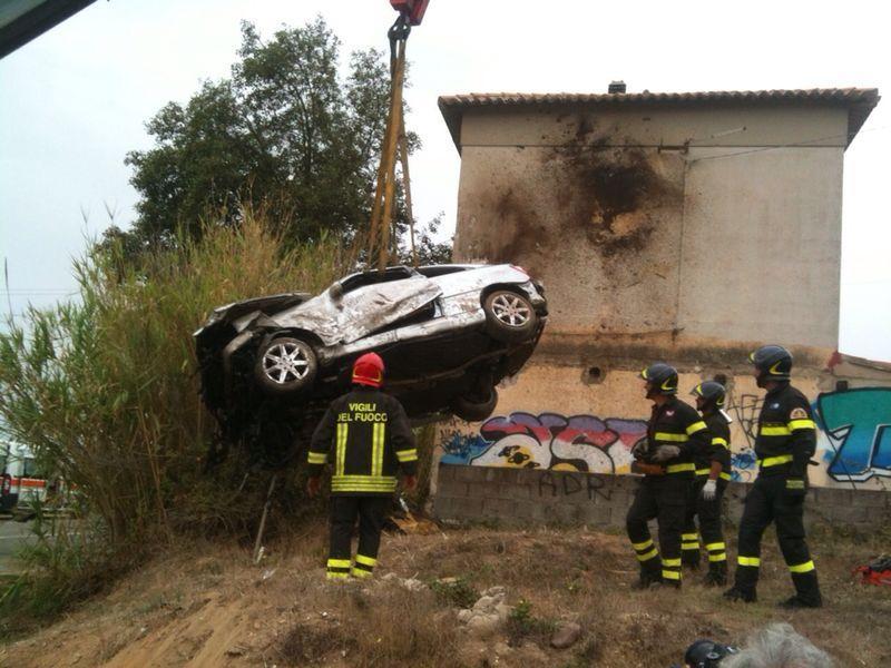 Auto sbanda sulla rotonda e si schianta su una casa: due morti 