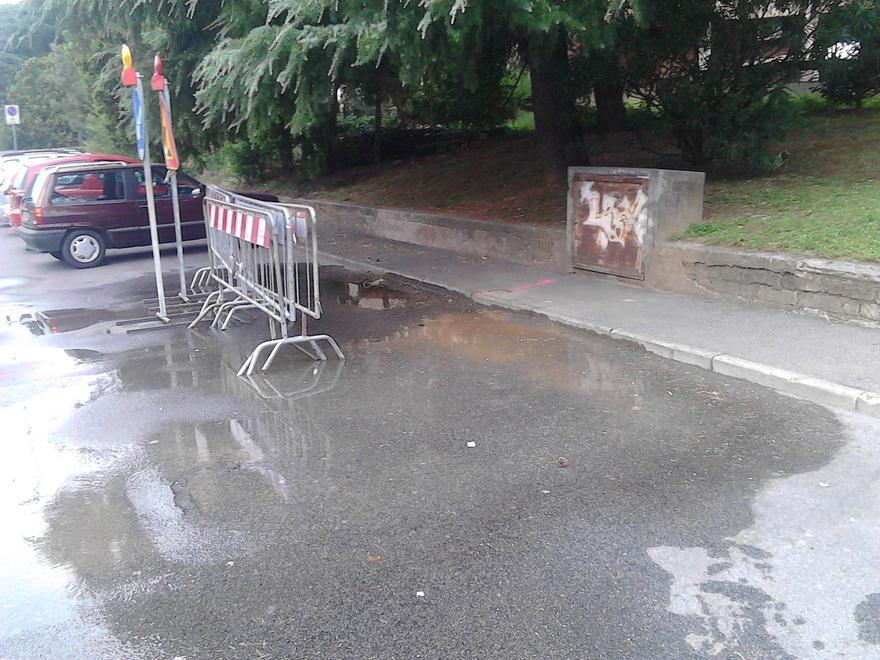 Prato, perdita d’acqua in via Marradi davanti alla piscina comunale 