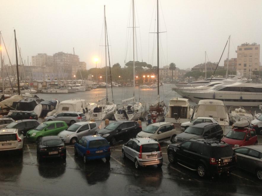 Tromba d’aria a Marina di Pietrasanta, piogge in tutta la Versilia 