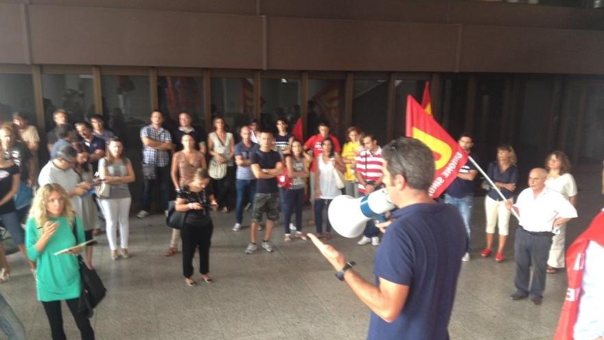 Licenziamenti Meridiana, sit in dei lavoratori in consiglio regionale