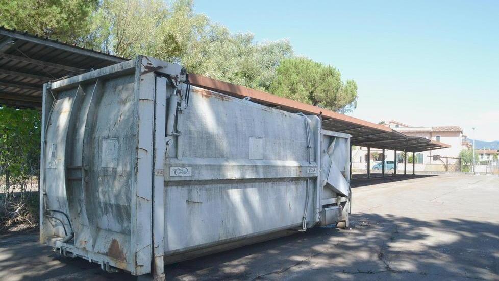 San Donato, via il compattatore di Sistema Ambiente