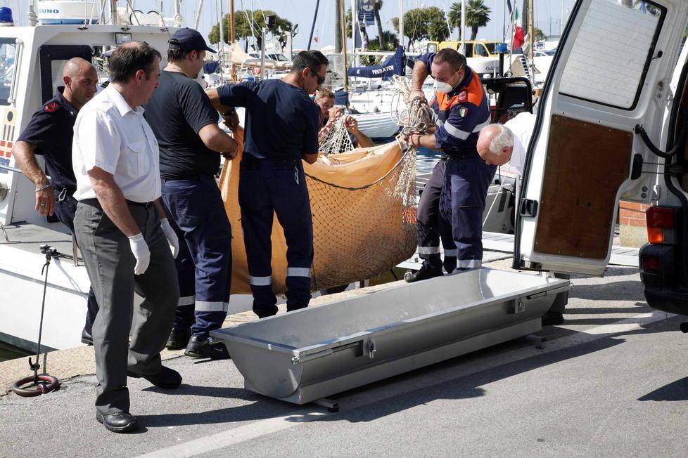 Restano un mistero il nome e la causa del decesso dell’uomo trovato morto in mare 