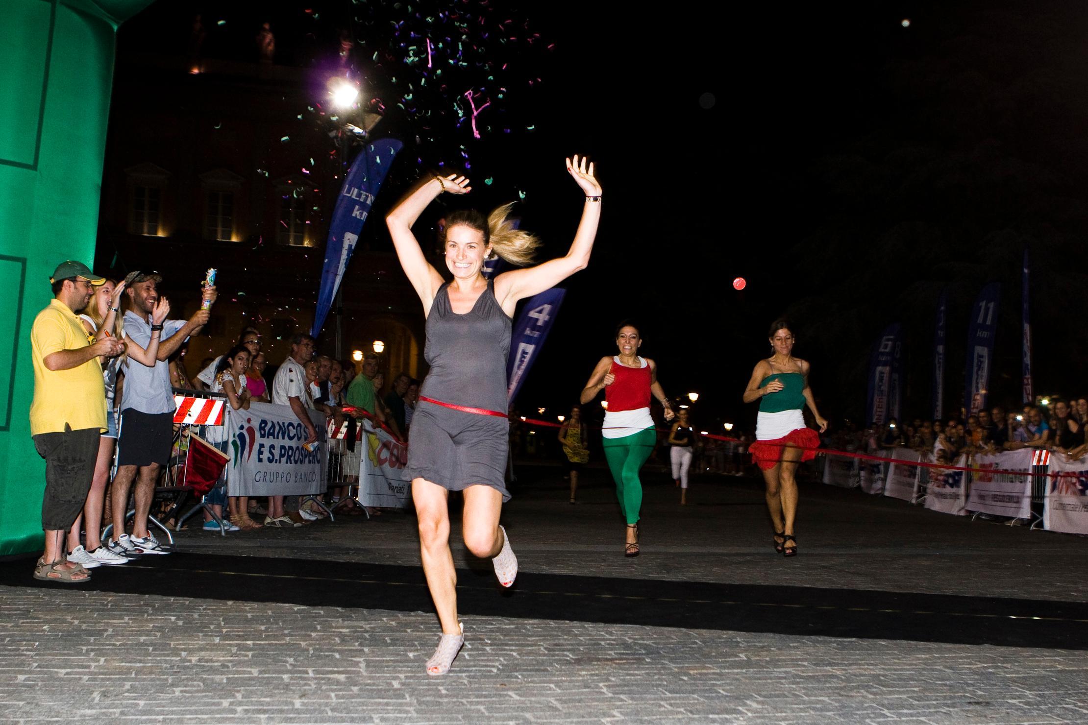 La 100 metri sui tacchi a spillo