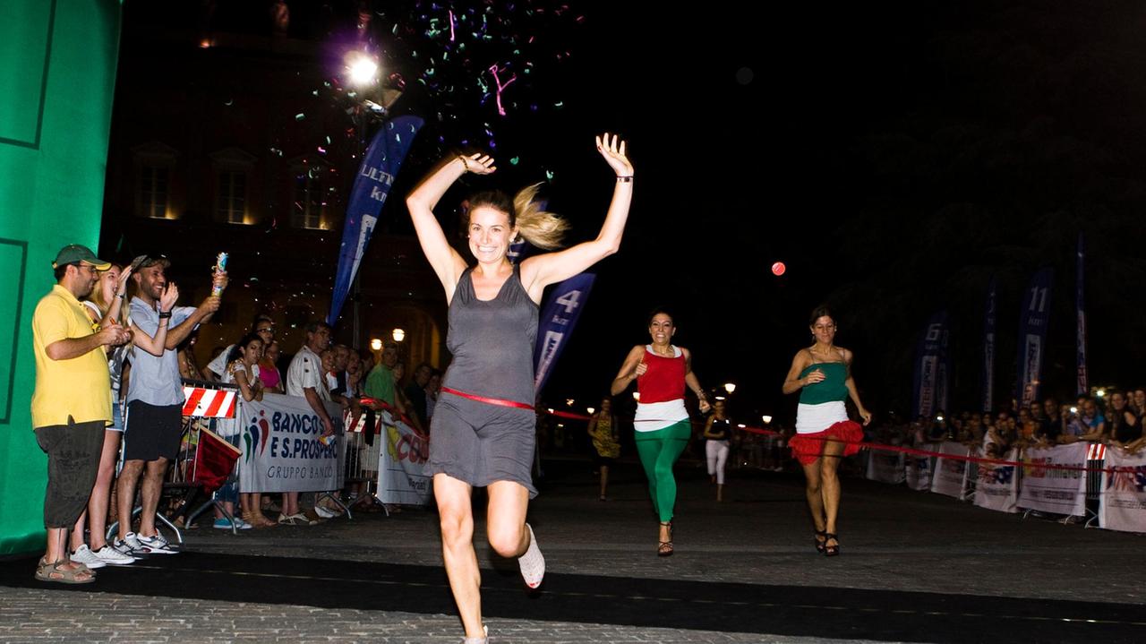 La 100 metri sui tacchi a spillo