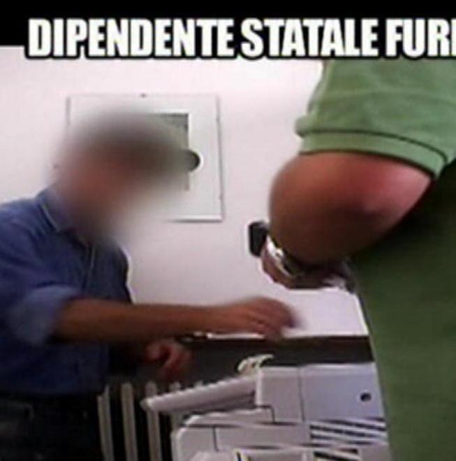 Patteggia per truffa l’impiegato statale scovato da “Le Iene” 