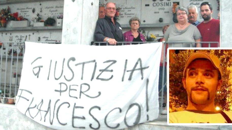 Rosignano, madre s’incatena alla tomba del figlio