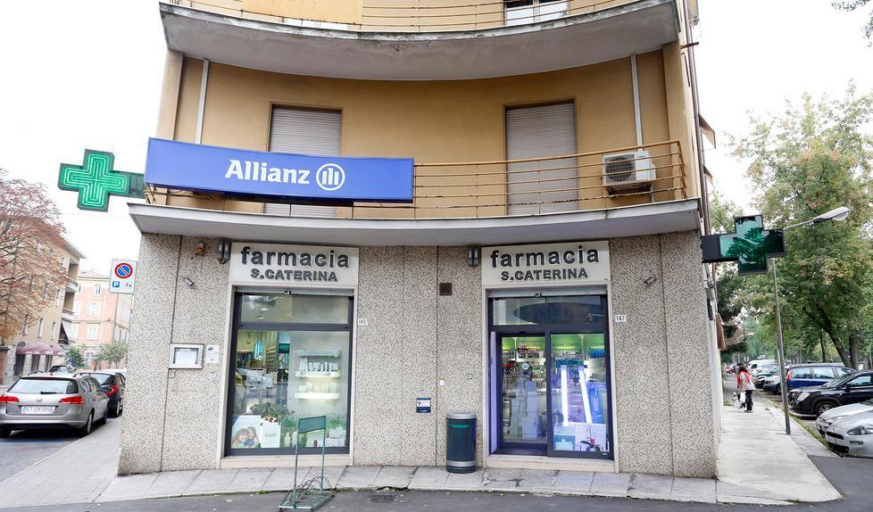 Punta una pistola e rapina la farmacia 