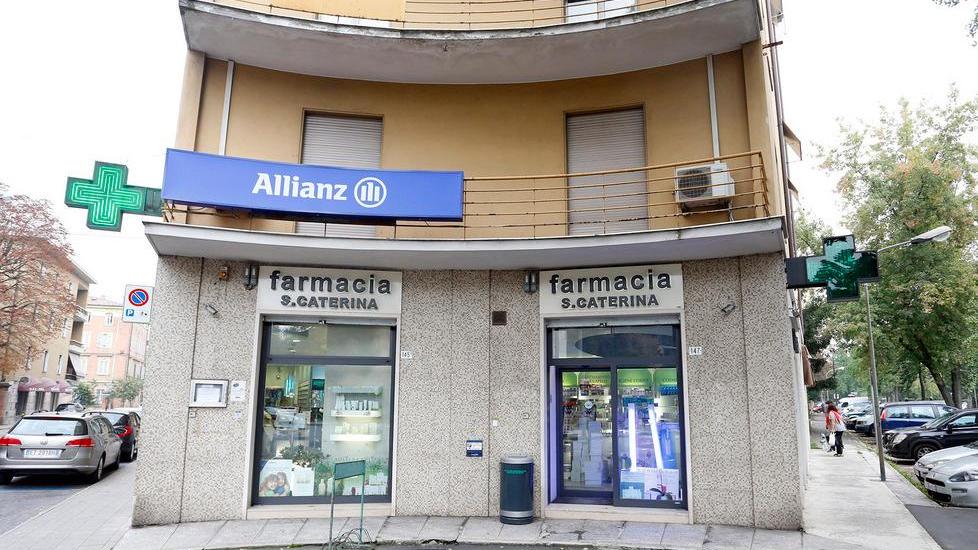 Punta una pistola e rapina la farmacia