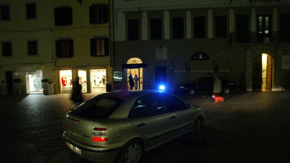 Lite in centro a Pontedera, spunta una falce