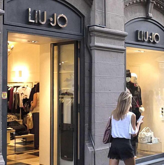 Scoperta a fare shopping, verifica sugli orari 