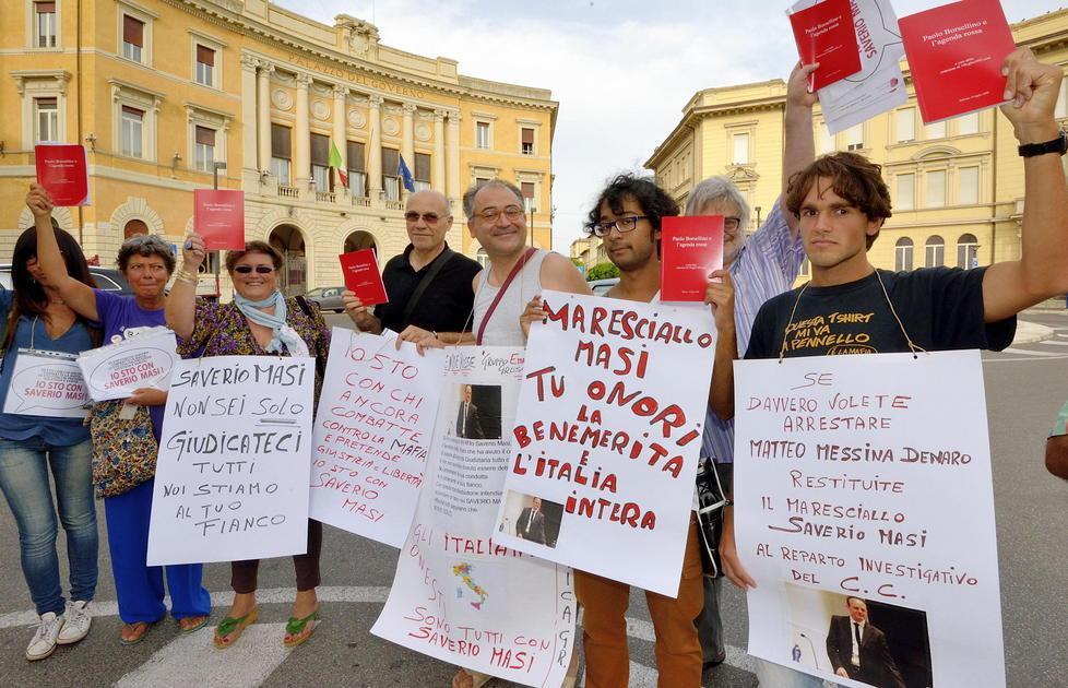 L’agenda rossa sventola in piazza 