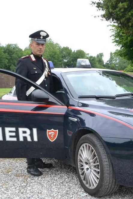 Vuole soldi per fumare, picchia il compagno della madre