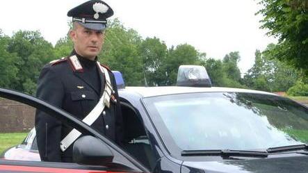 Vuole soldi per fumare, picchia il compagno della madre