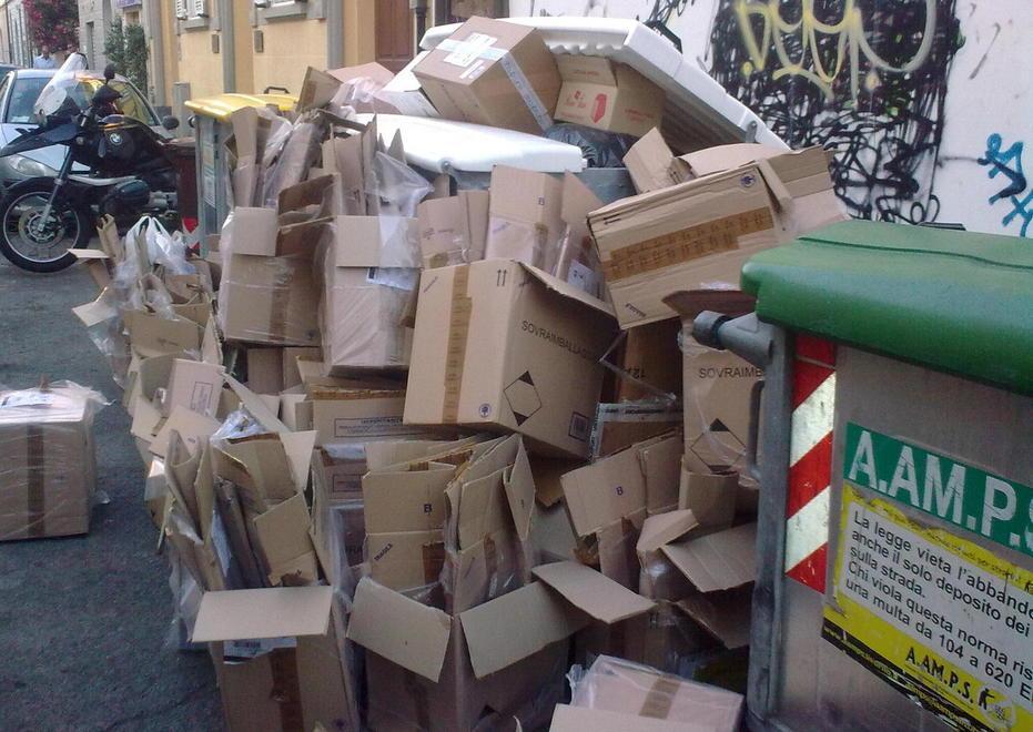 Scatole in strada, multa di 600 euro 