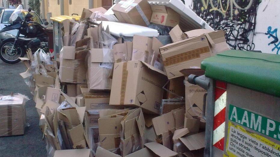 Scatole in strada, multa di 600 euro