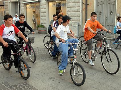 In centro con giochi e pedobike 