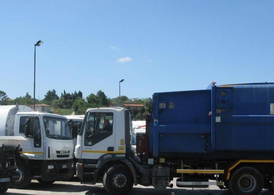 Rubano gasolio della ditta, arrestati due dipendenti 