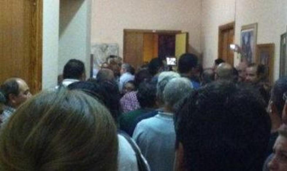 «Basta stangate», aggredito il sindaco 