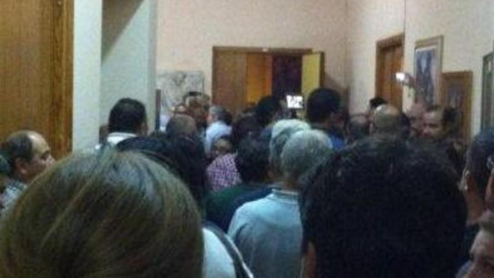 «Basta stangate», aggredito il sindaco