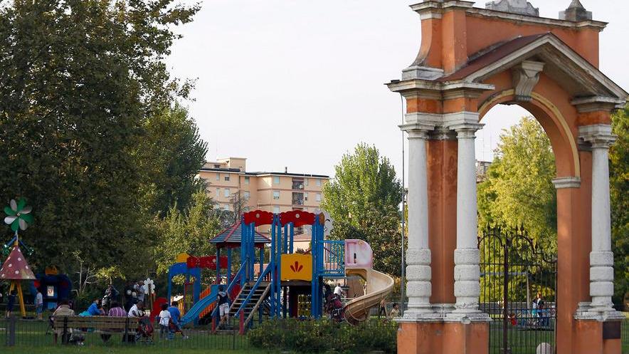 Pedofilo si “esibisce” davanti a bimbi: preso
