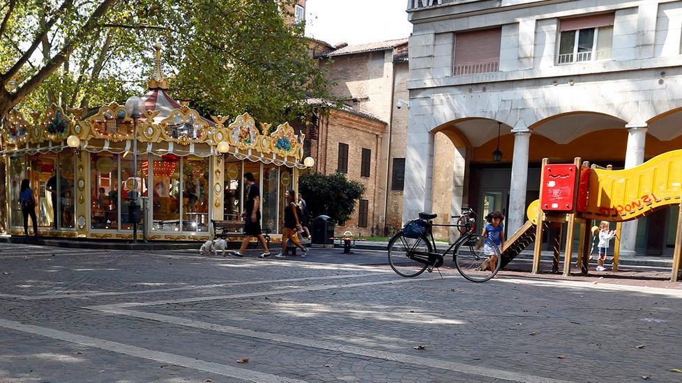 Scoperti a spacciare droga tra la giostrina e i giochi