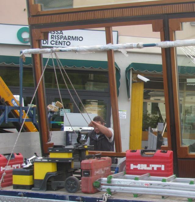 Durante la fuga i banditi abbandonano una Lancia Y che poi ha preso fuoco