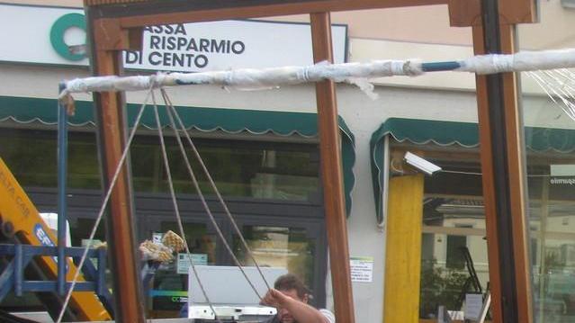 Durante la fuga i banditi abbandonano una Lancia Y che poi ha preso fuoco