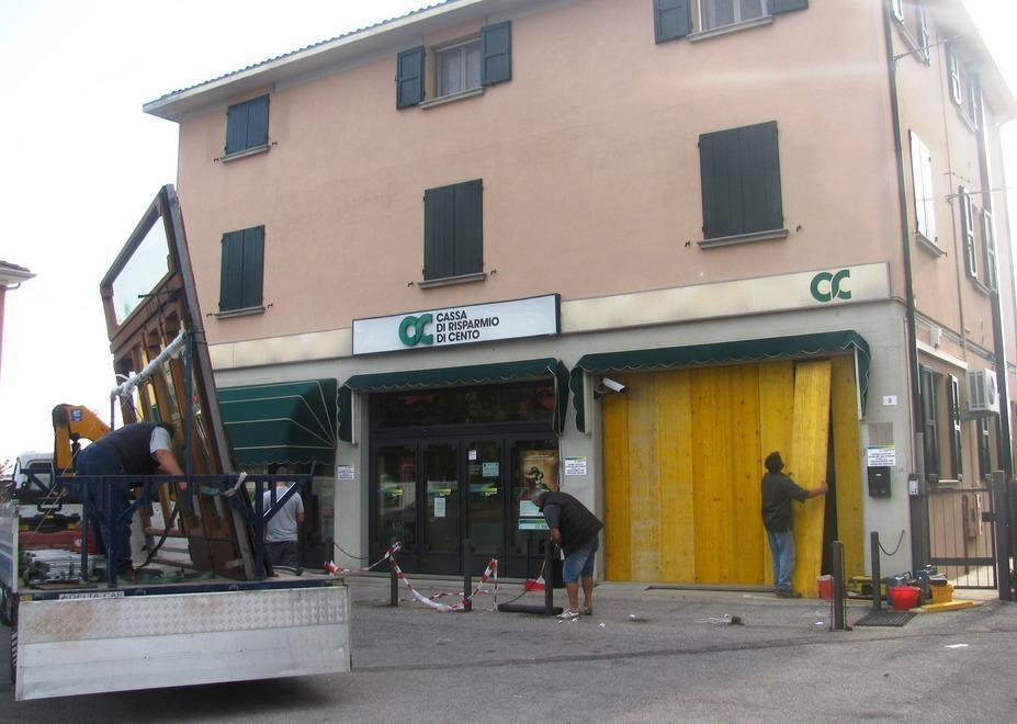 Assaltano la banca con un carro attrezzi 