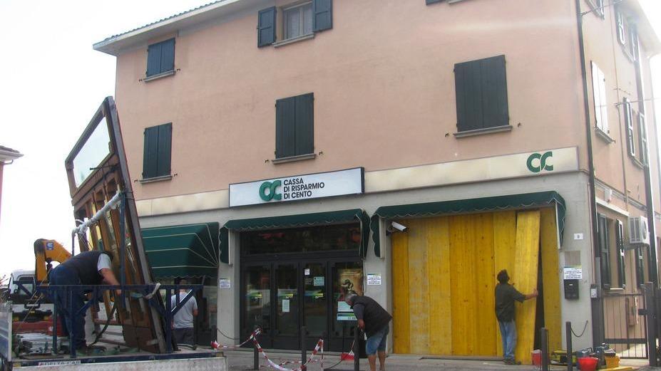Assaltano la banca con un carro attrezzi