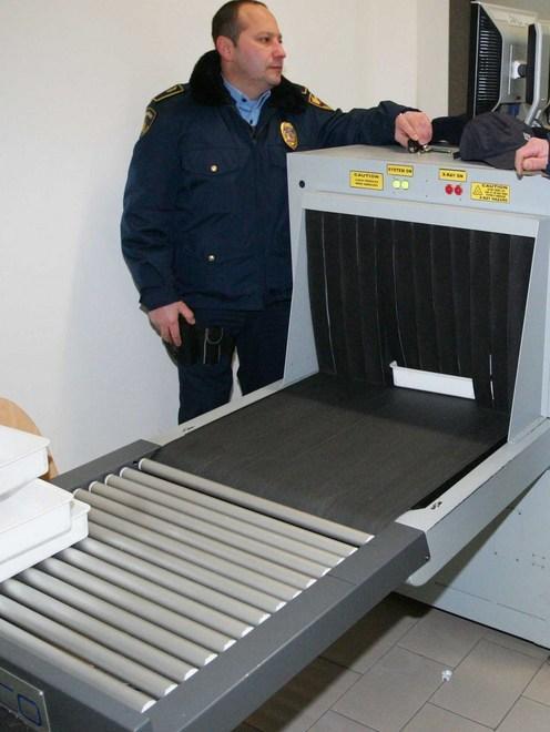 Si presenta in tribunale con un coltello nel borsello