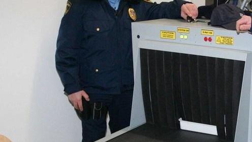 Si presenta in tribunale con un coltello nel borsello