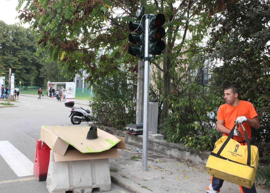 In via Makallè installato il semaforo