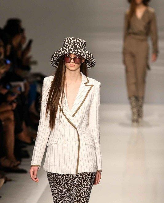 Guarda al cinema di Angelica Huston la donna Max Mara 