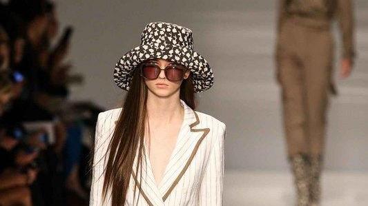 Guarda al cinema di Angelica Huston la donna Max Mara