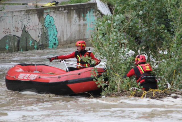 Senza tetto bloccato nel Bisenzio e salvato dai vigili del fuoco 